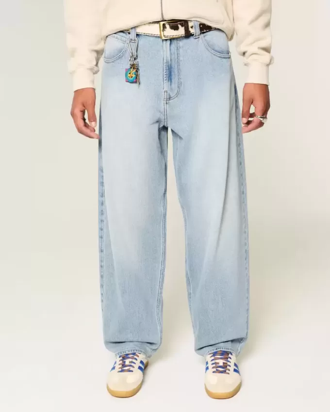 Jeans larghi skater con lavaggio chiaro ricamati