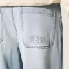 Jeans larghi skater con lavaggio chiaro ricamati