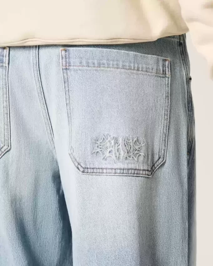 Jeans larghi skater con lavaggio chiaro ricamati