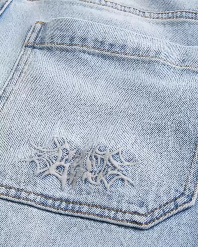 Jeans larghi skater con lavaggio chiaro ricamati