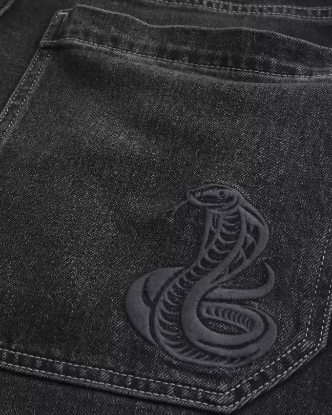 Jeans larghi skater con ricamo serpente nero lavato