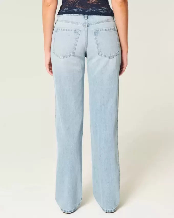 Jeans larghi strappati e lavaggio chiaro a vita bassa Jeans larghi strappati e lavaggio chiaro a vita bassa