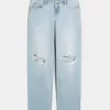 Jeans larghi strappati e lavaggio chiaro a vita bassa Jeans larghi strappati e lavaggio chiaro a vita bassa