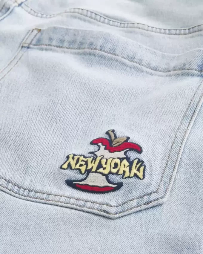 Jeans super larghi con grafica New York e lavaggio chiaro