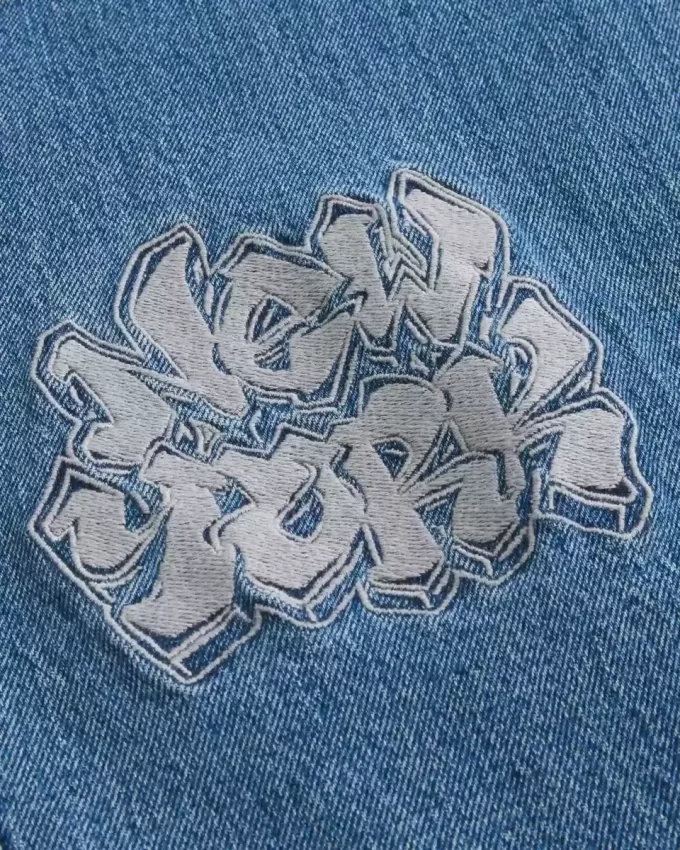Jeans super larghi con grafica NYC e lavaggio medio