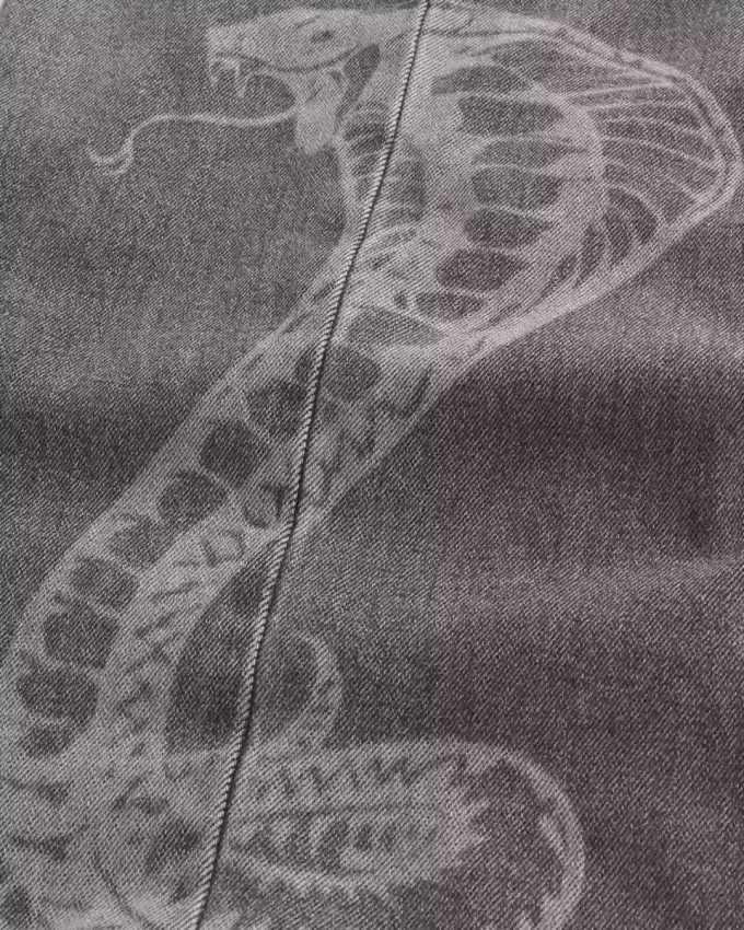 Jeans super larghi con grafica serpente