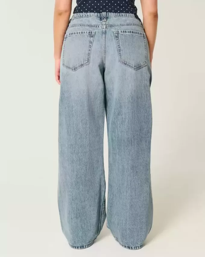 Jeans super larghi con lavaggio medio e vita bassa e strappi curvy