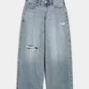 Jeans super larghi con lavaggio medio e vita bassa e strappi curvy