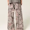 Jeans super larghi da pittore mimetici