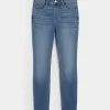 Jeans super skinny a vita alta con lavaggio medio