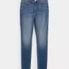 Jeans super skinny a vita alta con lavaggio medio e curve