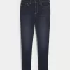 Jeans super skinny a vita alta e lavaggio scuro con effetto curvy