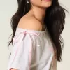 Maglietta con lacci e spalle scoperte