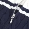 Maglione a collo alto con cerniera e lavorazione a trecce Maglione a collo alto con cerniera e lavorazione a trecce