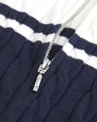 Maglione a collo alto con cerniera e lavorazione a trecce
