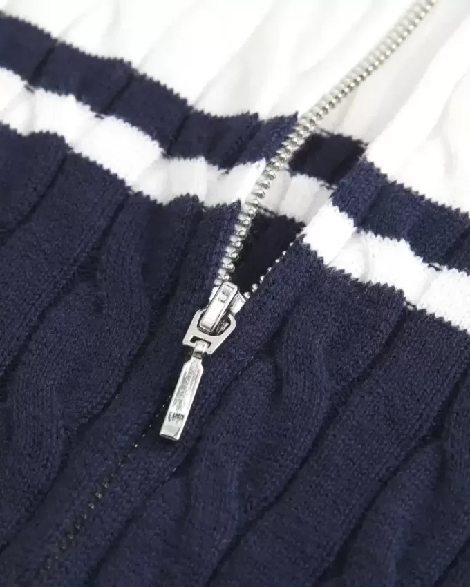 Maglione a collo alto con cerniera e lavorazione a trecce Maglione a collo alto con cerniera e lavorazione a trecce