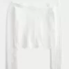 Maglione a spalle scoperte in stile uncinetto Maglione a spalle scoperte in stile uncinetto