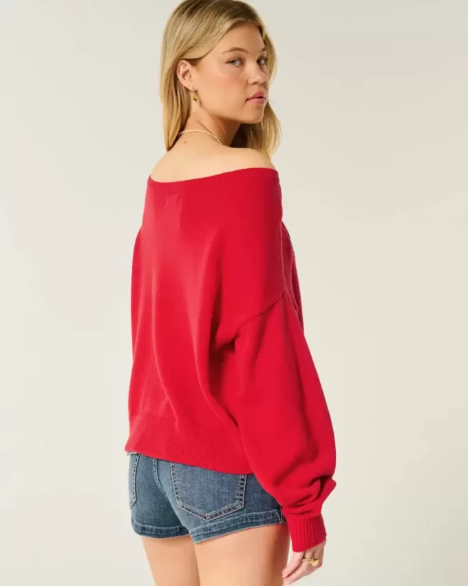 Maglione con bandiera a cuore e spalle scoperte Maglione con bandiera a cuore e spalle scoperte