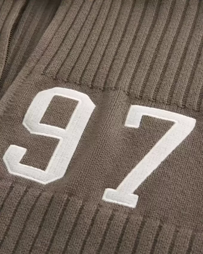 Maglione con cerniera e grafica numerica rilassata