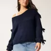 Maglione con fiocco applicato a spalle scoperte Maglione con fiocco applicato a spalle scoperte