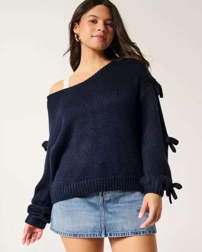 Maglione con fiocco applicato a spalle scoperte Maglione con fiocco applicato a spalle scoperte