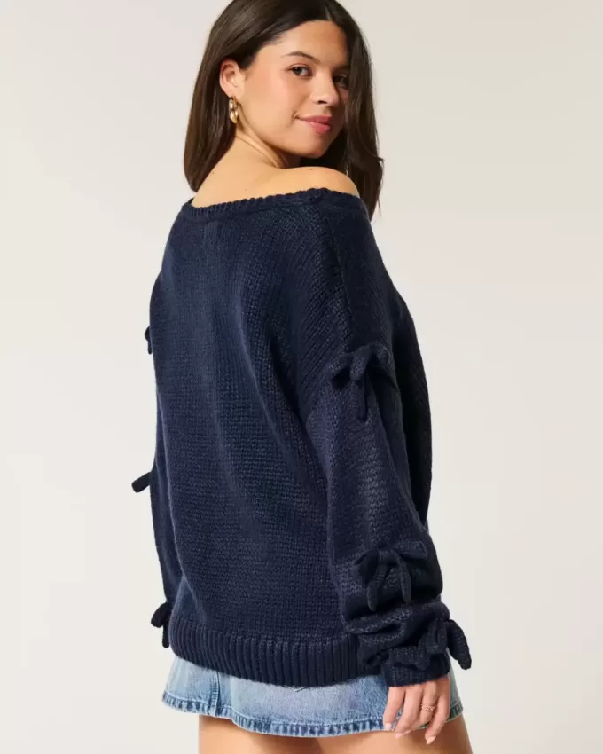 Maglione con fiocco applicato a spalle scoperte Maglione con fiocco applicato a spalle scoperte