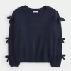Maglione con fiocco applicato a spalle scoperte Maglione con fiocco applicato a spalle scoperte
