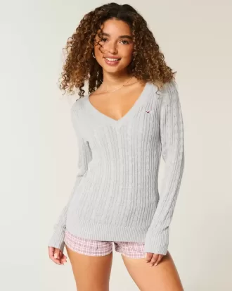 Maglione con scollo a V e lavorazione a trecce