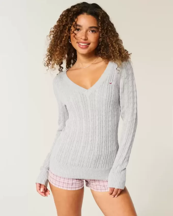 Maglione con scollo a V e lavorazione a trecce