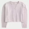 Maglione Hollister Comfy Cloud Boxy con scollo a V Maglione Hollister Comfy Cloud Boxy con scollo a V