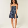Mini abito babydoll senza spalline con volant
