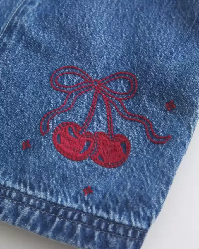 Mini abito con grafica in denim e ciliegie
