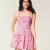 Mini abito con scollo all’americana e vita bassa
