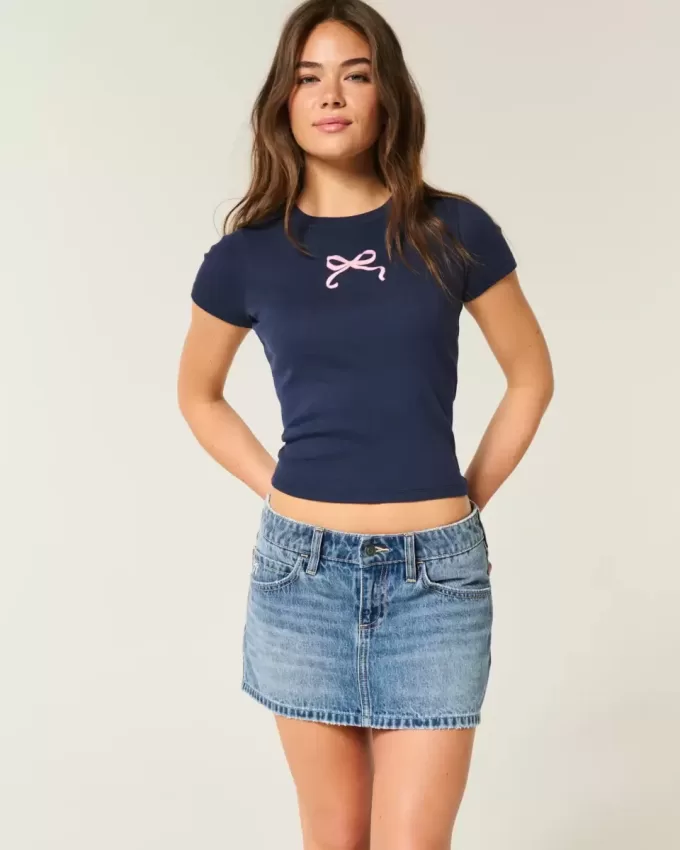 Mini gonna-pantalone in denim a vita bassa con fiocco ricamato
