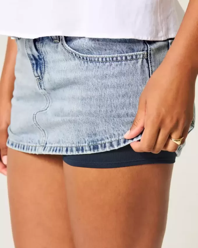 Mini gonna-pantalone in denim a vita bassa e sinuosa
