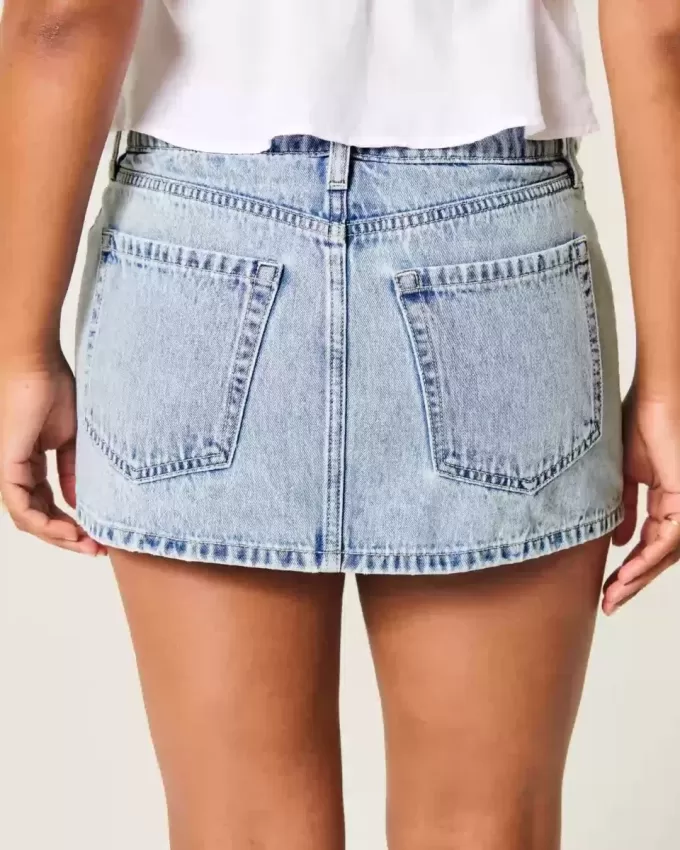 Mini gonna-pantalone in denim a vita bassa e sinuosa
