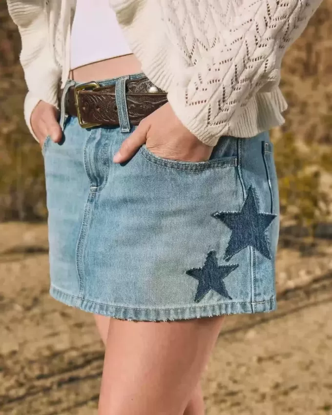 Mini gonna-pantalone in denim con applicazione a stella e lavaggio medio a vita bassa