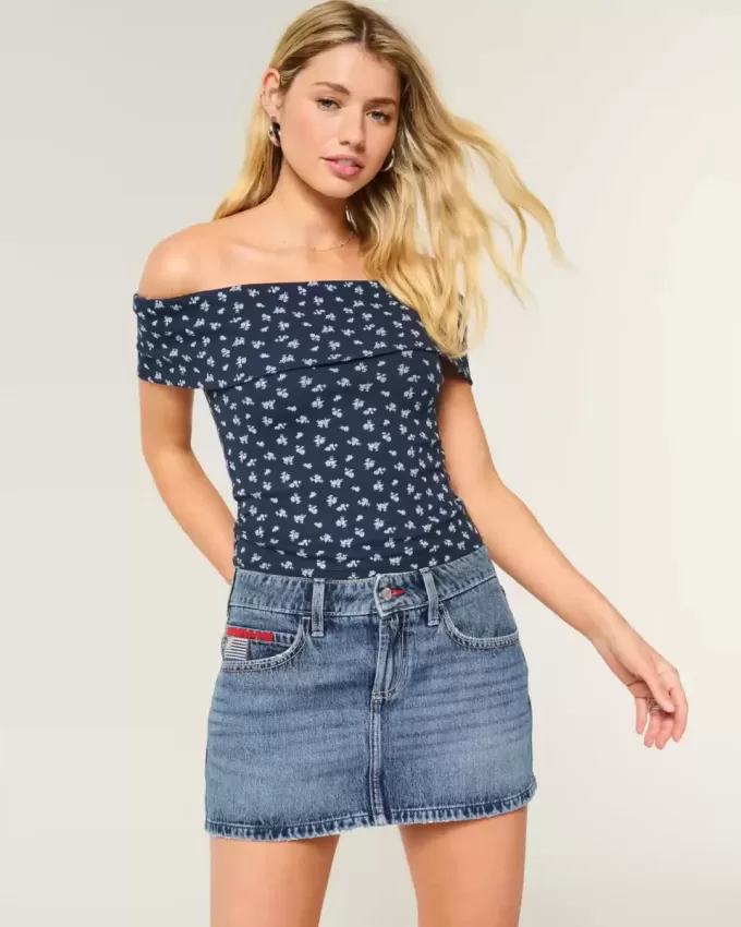 Mini gonna-pantalone in denim con bandiera ricamata e lavaggio medio a vita bassa