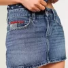 Mini gonna-pantalone in denim con bandiera ricamata e lavaggio medio a vita bassa