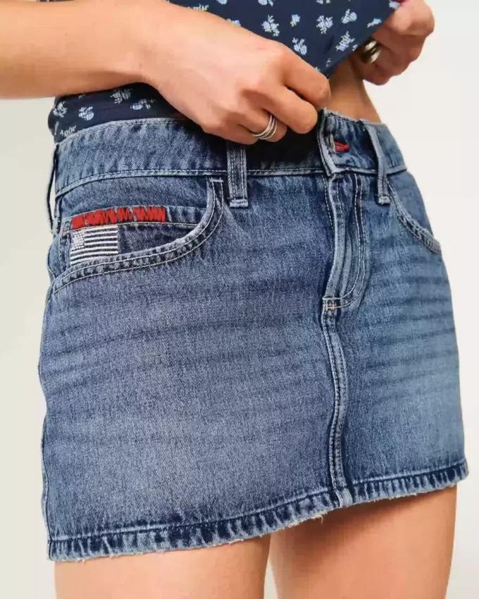 Mini gonna-pantalone in denim con bandiera ricamata e lavaggio medio a vita bassa