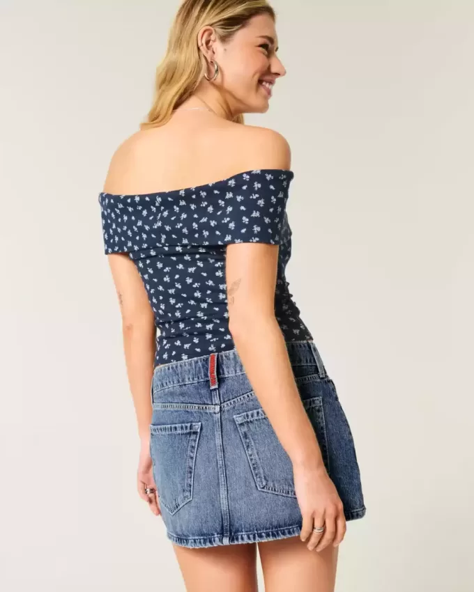 Mini gonna-pantalone in denim con bandiera ricamata e lavaggio medio a vita bassa