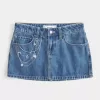 Mini gonna-pantalone in denim con catena ricamata lavaggio medio