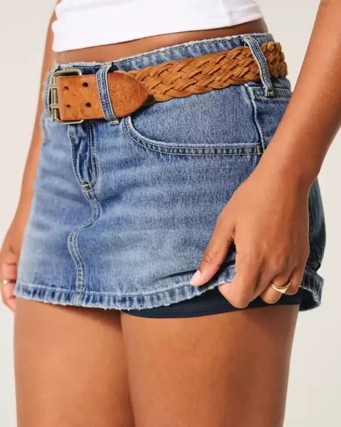 Mini gonna-pantalone in denim con fiocco ricamato a vita bassa e sinuosa