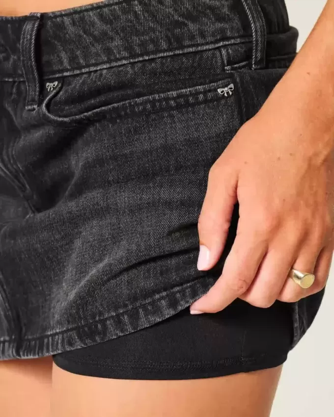 Mini gonna-pantalone in denim nero lavato a vita bassa