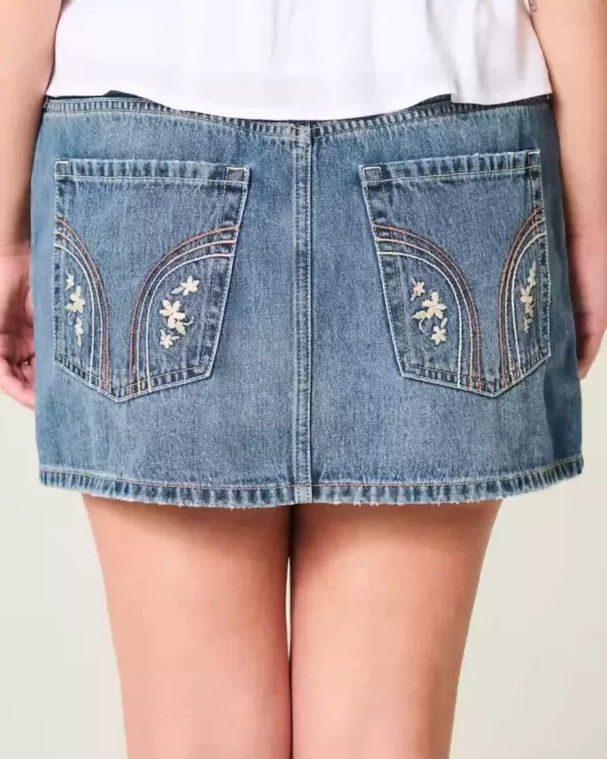 Mini gonna-pantalone in denim ricamato a vita bassa