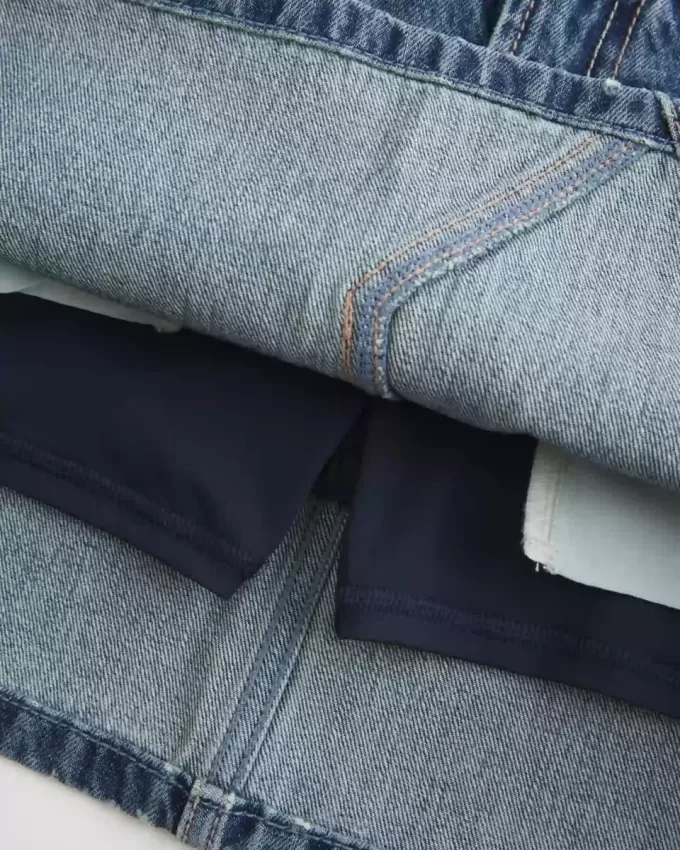 Mini gonna-pantalone in denim ricamato a vita bassa