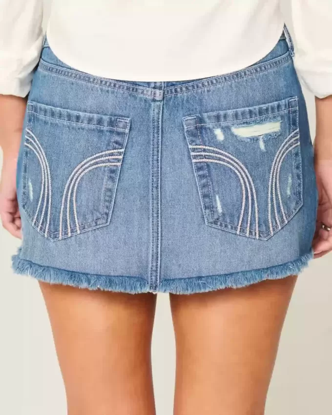 Mini gonna-pantalone in denim scuro strappato a vita bassa Mini gonna-pantalone in denim scuro strappato a vita bassa
