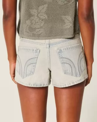 Mini shorts in denim chiaro a vita bassa