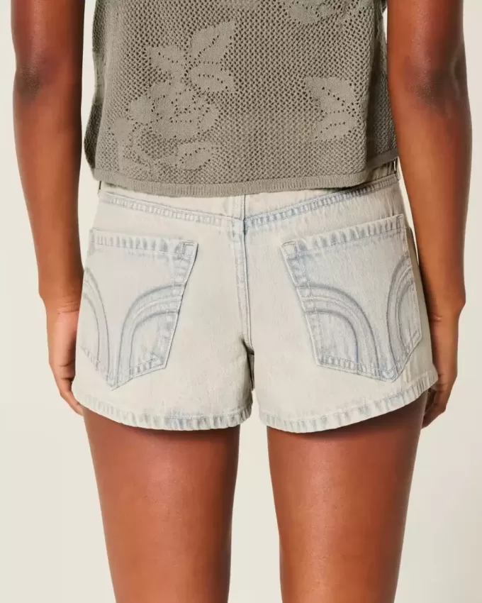 Mini shorts in denim chiaro a vita bassa