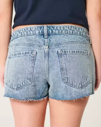 Mini shorts in denim lavaggio chiaro a vita bassissima